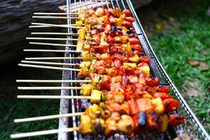 Serveert ontbijt, lunch, diner, Thaise gerechten 