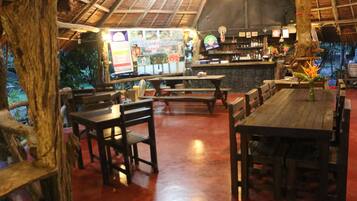 Breakfast, lunch, dinner served; Thai cuisine