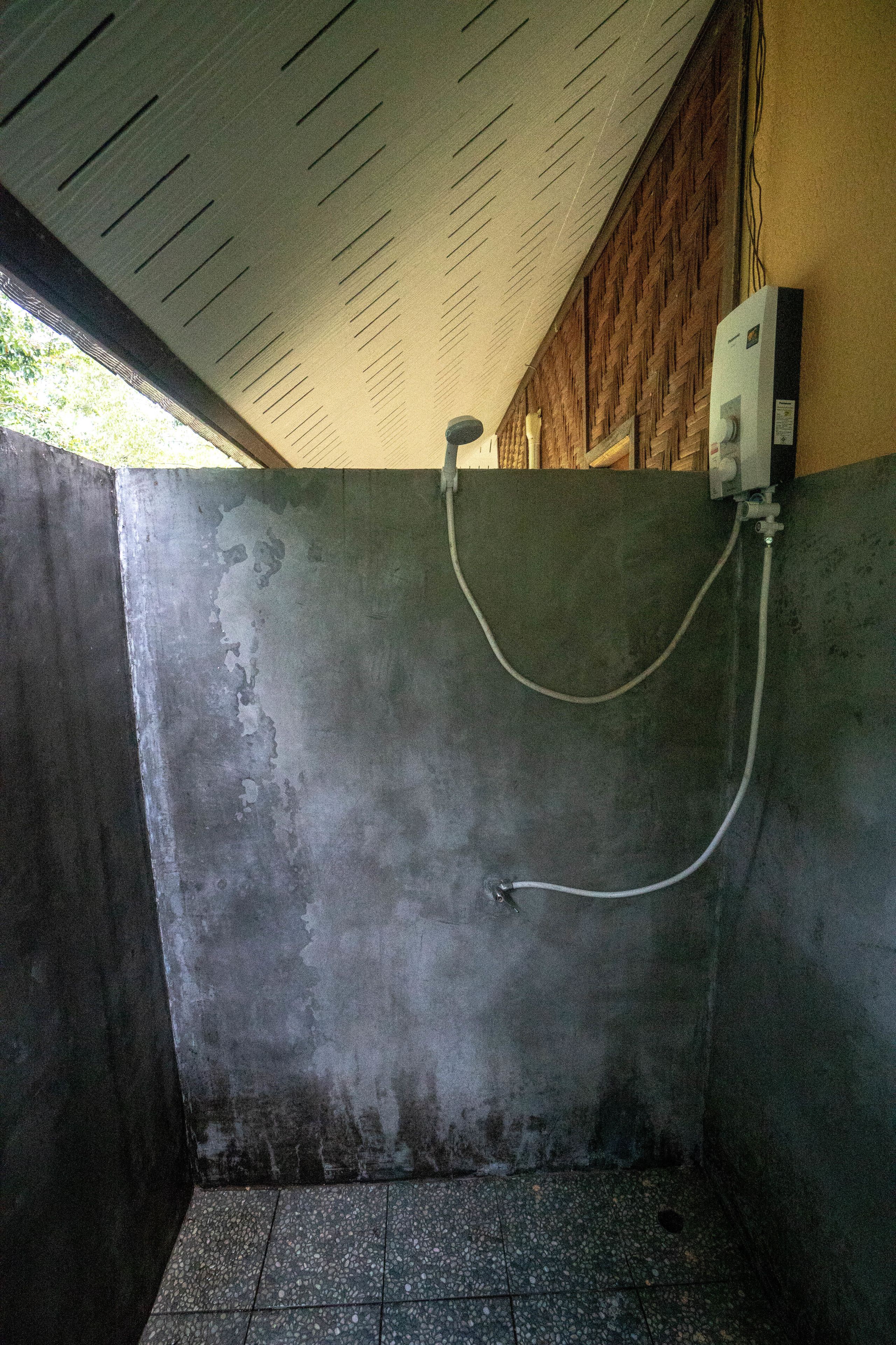 tree house deluxe air-con | desk