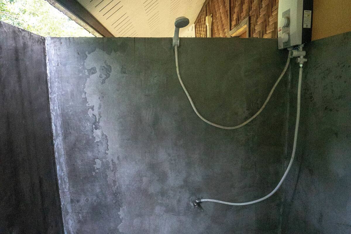 tree house deluxe air-con | desk