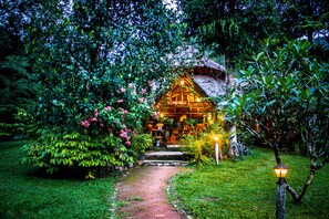 Voorkant accommodatie - avond/nacht