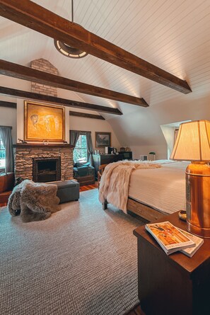 Honeymoon Cabin | Egyptian cotton sheets, premium bedding, individually decorated