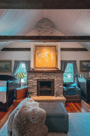 Honeymoon Cabin | Egyptian cotton sheets, premium bedding, individually decorated - South Broadway Manor (Scottdale)