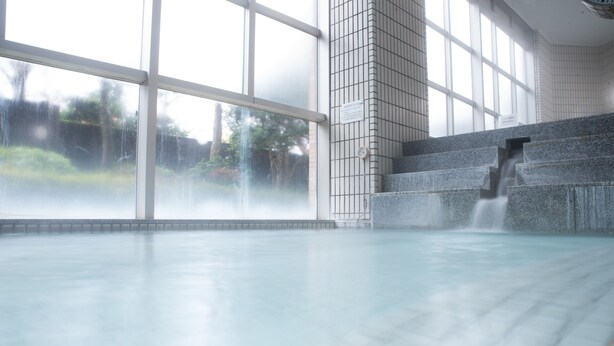 A large indoor pool with a view of trees through large windows. - Wisterian Life Club Verde no Mori (Hakone)