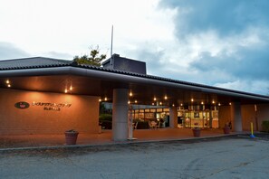 Vista frontal de la propiedad