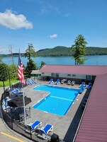 Una piscina techada, una piscina al aire libre de temporada
