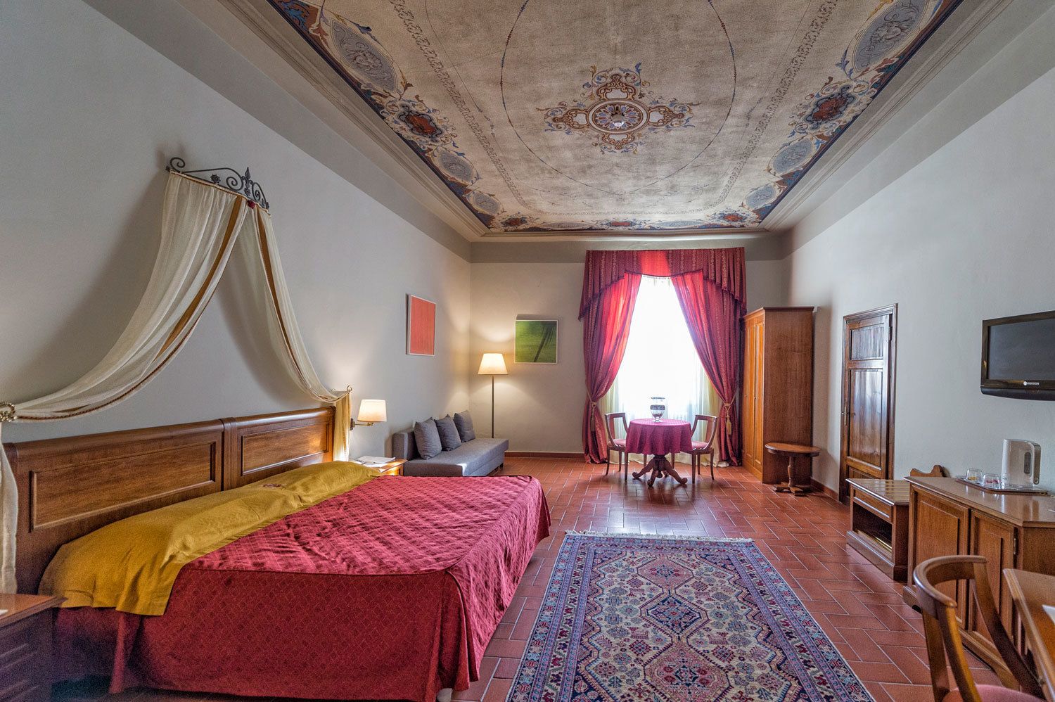 junior suite | minibar, in-room safe, individually decorated, individually furnished