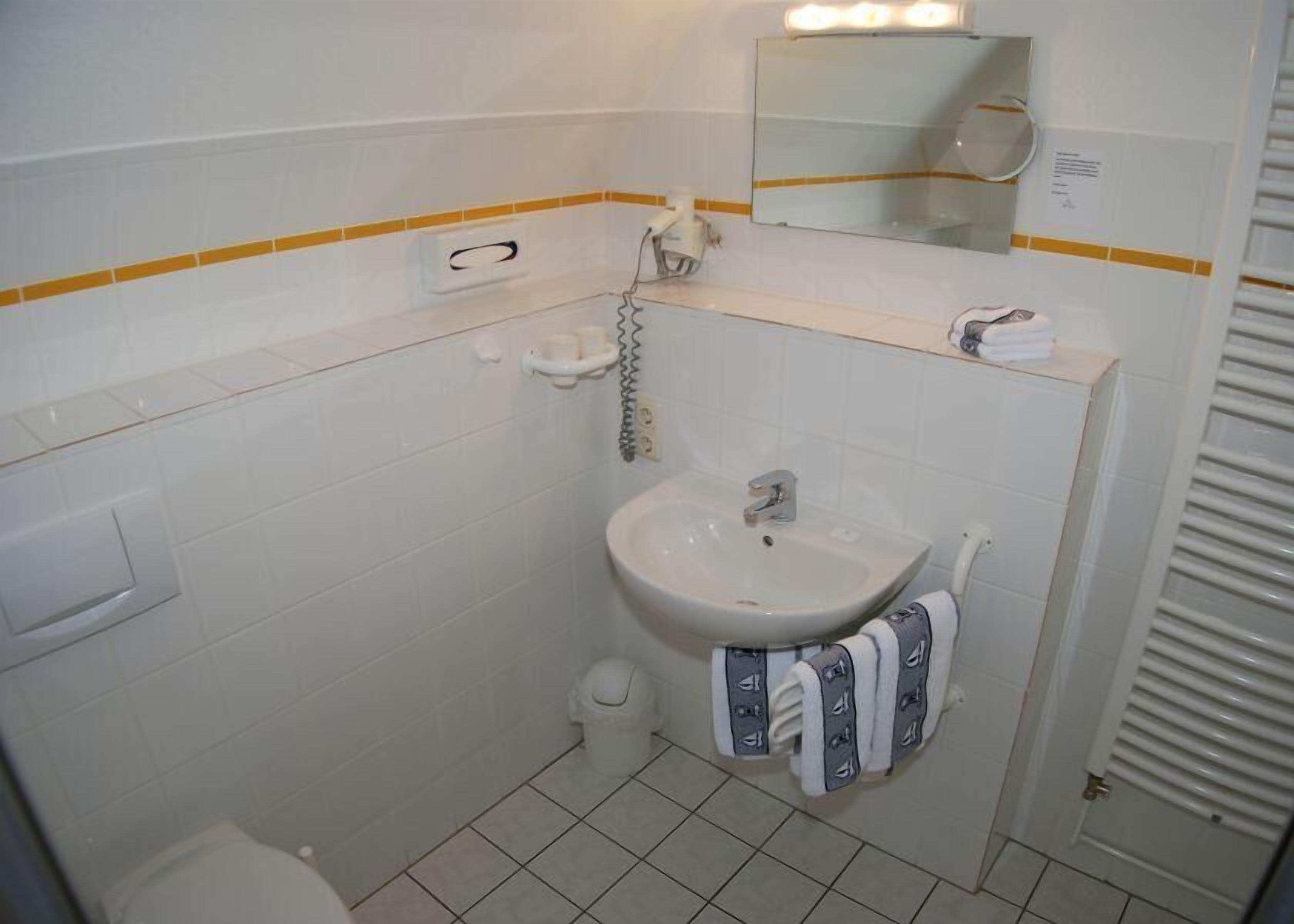 triple room | bathroom | shower, free toiletries, hair dryer, towels