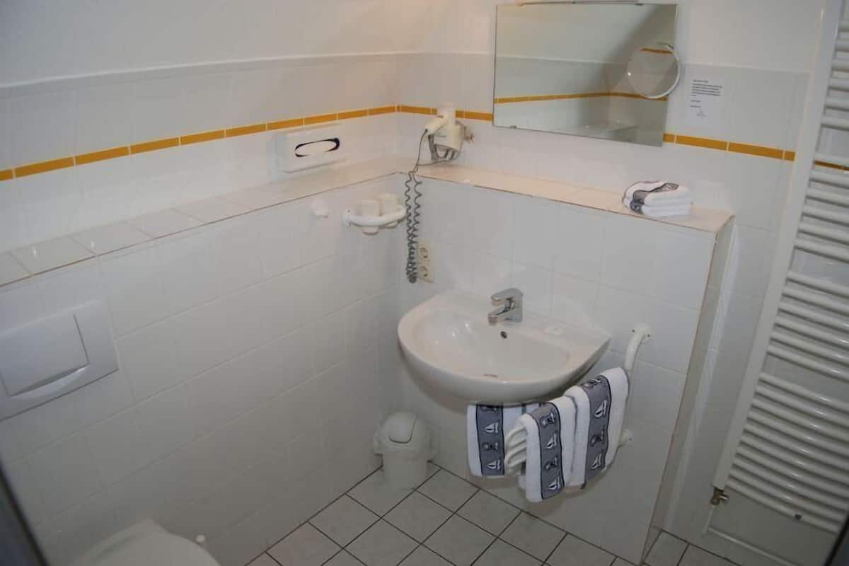 triple room | bathroom | shower, free toiletries, hair dryer, towels