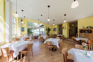 Café da manhã com buffet todos os dias (EUR 12.5 por pessoa) 