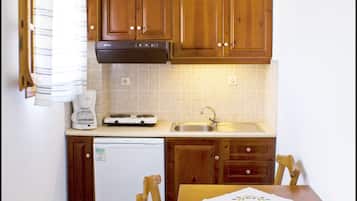 Apartment, 1 Bedroom | Private kitchenette | Fridge, coffee/tea maker, electric kettle, cookware/dishes/utensils