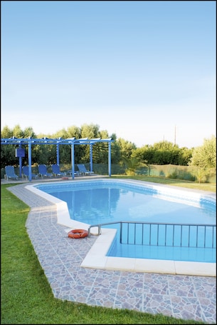 季节性开放的室外游泳池,池畔遮阳伞,日光浴躺椅