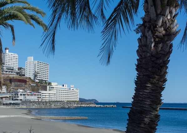 بالقرب من الشاطئ