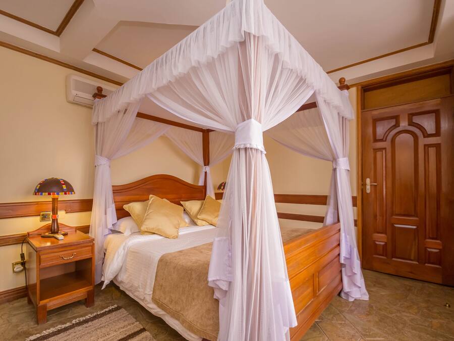 Lyxsvit | Sängtillbehör av högsta kvalitet och värdeförvaringsskåp på rummet