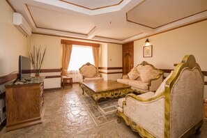 Phòng Suite Cao cấp | Phòng khách | TV, các kênh phim phải trả tiền 