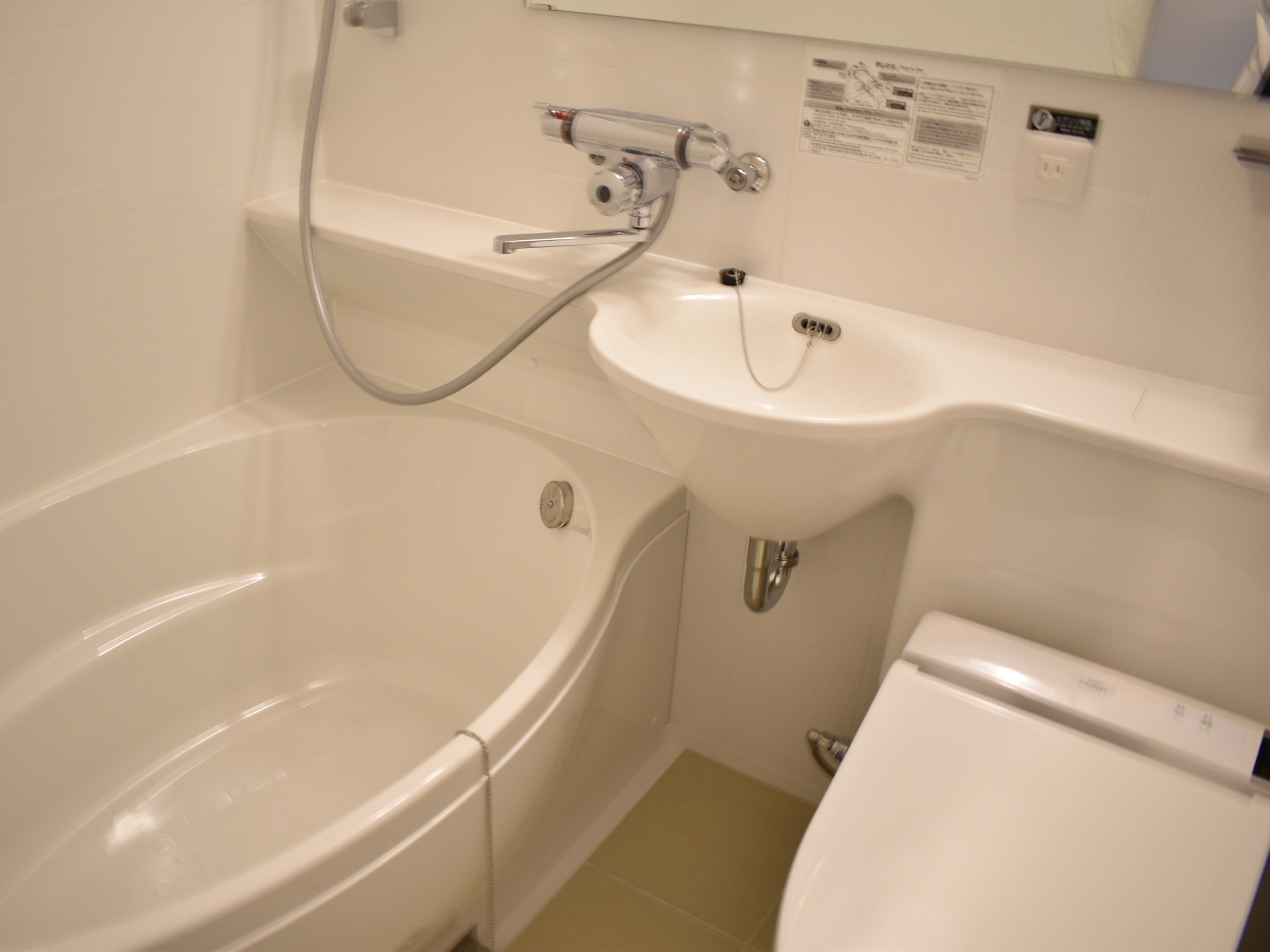 combined shower/bathtub, deep-soaking bathtub, free toiletries