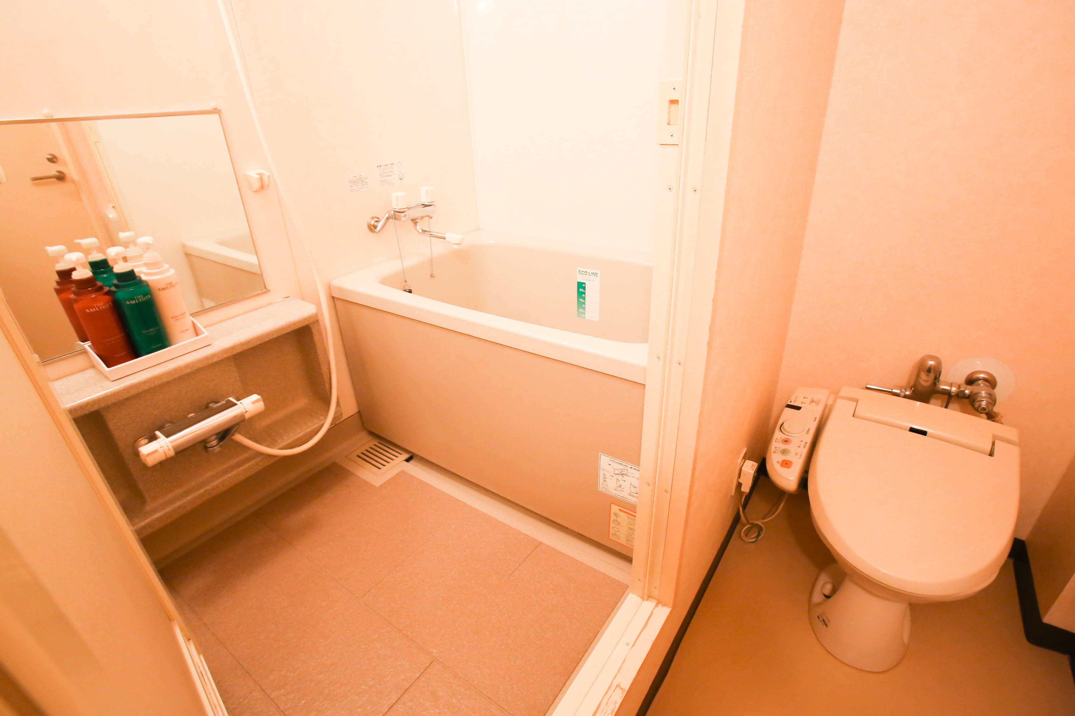Une salle de bain avec une baignoire, des toilettes et un lavabo.
