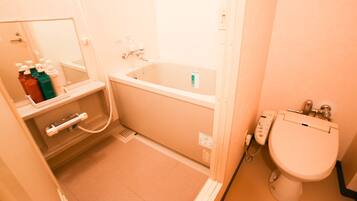 Un bagno con vasca, water e lavandino.