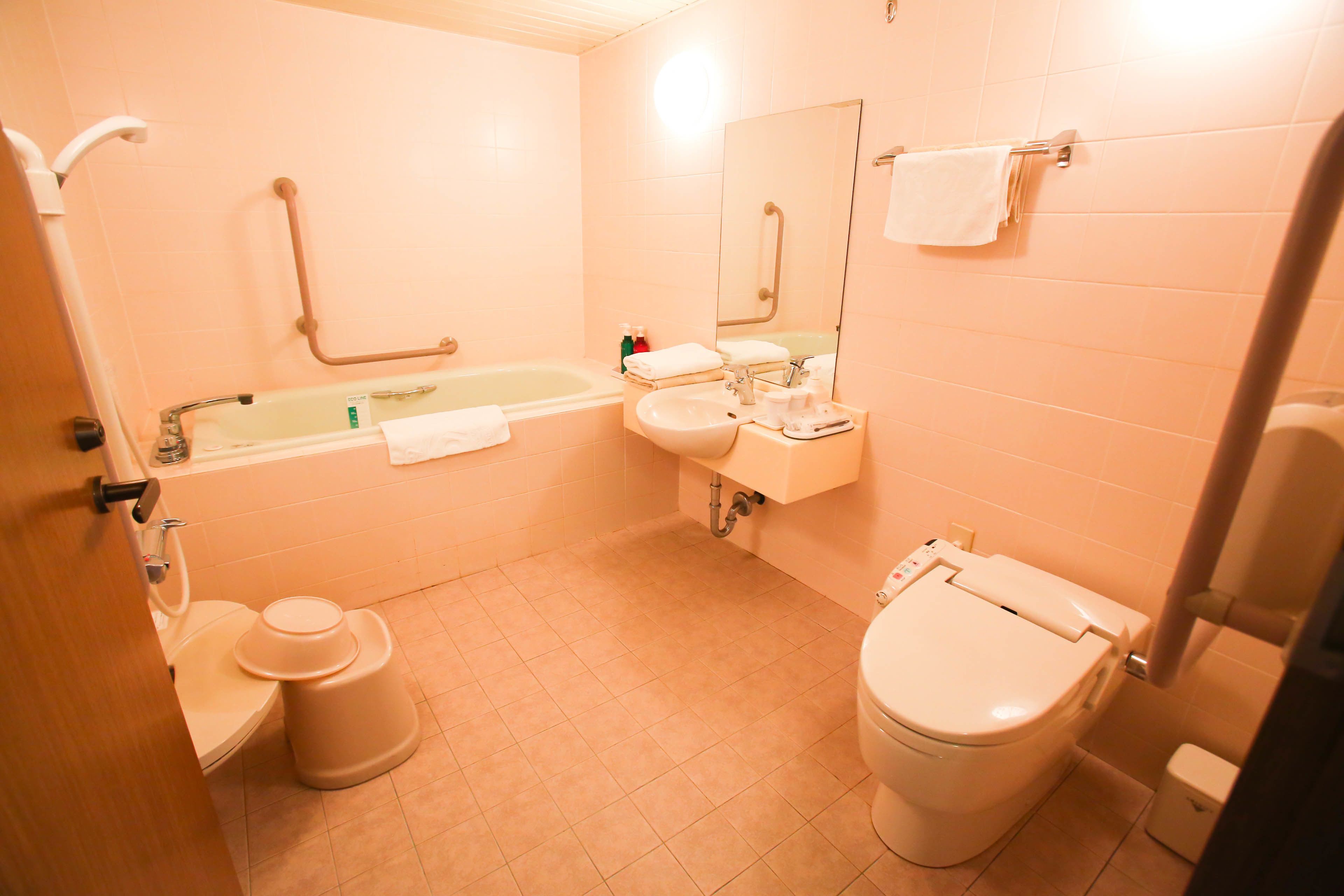 deluxe twin room, smoking | bathroom | combined shower/bathtub, deep-soaking bathtub, free toiletries