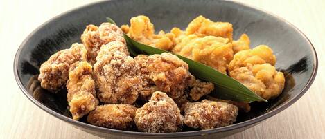 A bowl of fried chicken and vegetables.