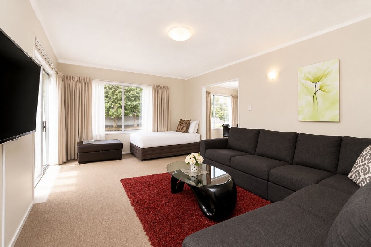 Standard Apartment, 3 Bedrooms | Living area