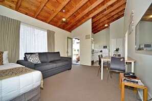 Standard Apartment, 1 Bedroom | Living room | TV - Takapuna Motor Lodge (Auckland)