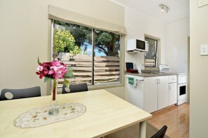 Standard Room, 1 Bedroom | Private kitchen | Fridge, microwave, stovetop, coffee/tea maker - Takapuna Motor Lodge (Auckland)