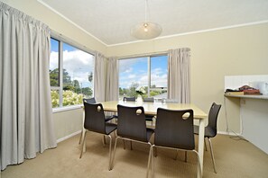Standard Apartment, 3 Bedrooms | In-room dining - Takapuna Motor Lodge (Auckland)
