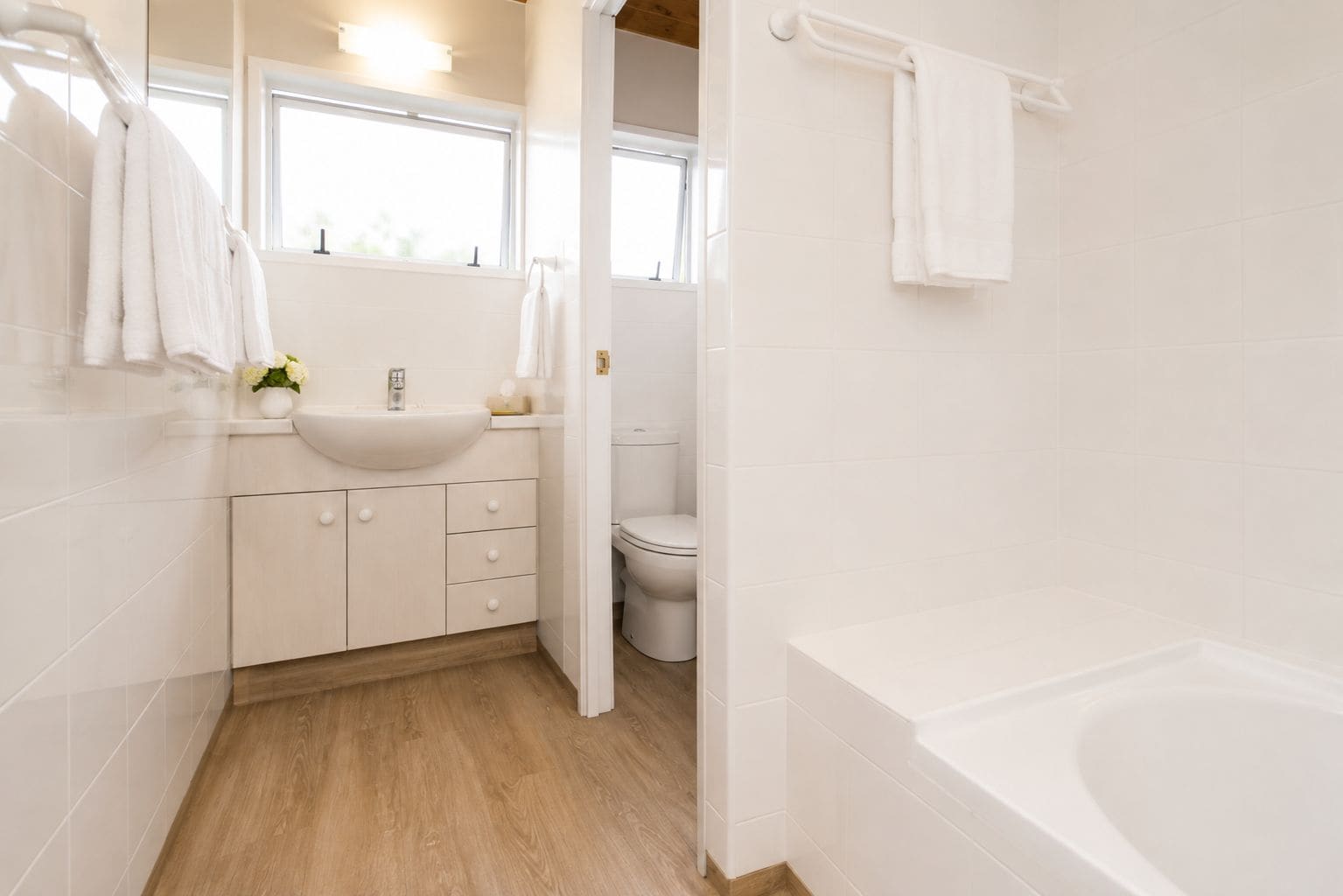 Un baño moderno con lavamanos, inodoro y bañera.