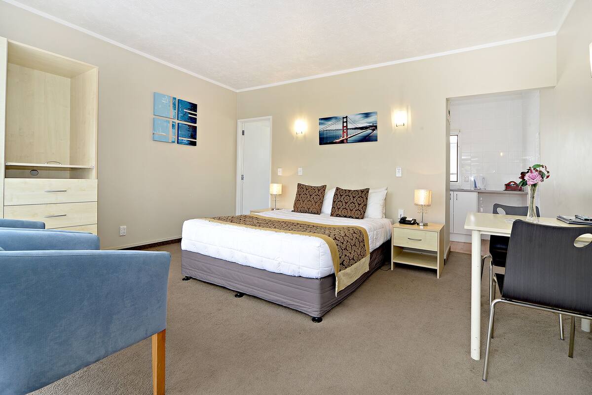 Studio, 1 Queen Bed | Desk, iron/ironing board, cribs (surcharge), rollaway beds (surcharge)