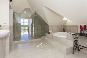 Habitación superior, baño en la habitación | Sábanas de algodón egipcio, ropa de cama de alta calidad y edredón