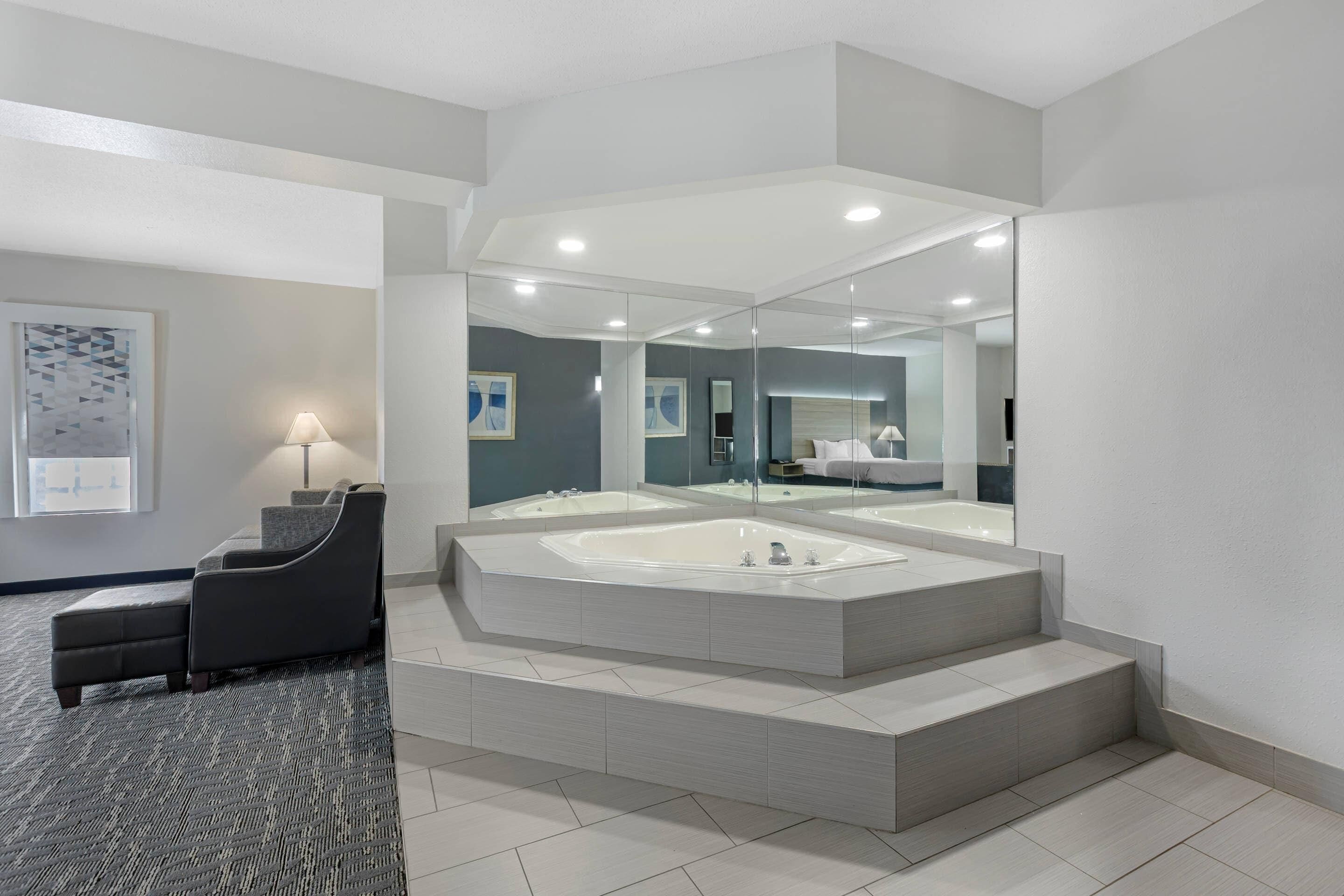 Deluxe Suite, 1 King Bed, Accessible, Non Smoking | Desk, free WiFi, bed sheets