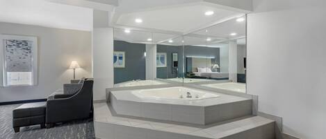 Deluxe-Suite, 1 King-Bett, barrierefrei, Nichtraucher | Schreibtisch, kostenloses WLAN, Bettwäsche