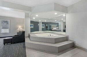 Deluxe Suite, 1 King Bed, Accessible, Non Smoking | Desk, free WiFi, bed sheets