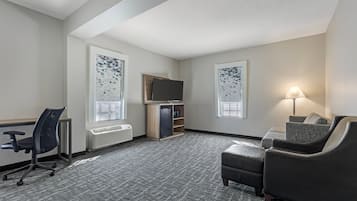 Suite – deluxe, 1 kingsize-seng, tilgjengelighetstilpasset, ikke-røyk | Skrivebord, wi-fi (inkludert) og sengetøy