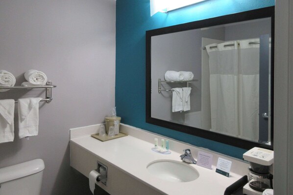 Desk, free WiFi, bed sheets - Quality Inn & Suites Edgefield (Edgefield)