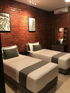 Habitación superior | Escritorio y ropa de cama