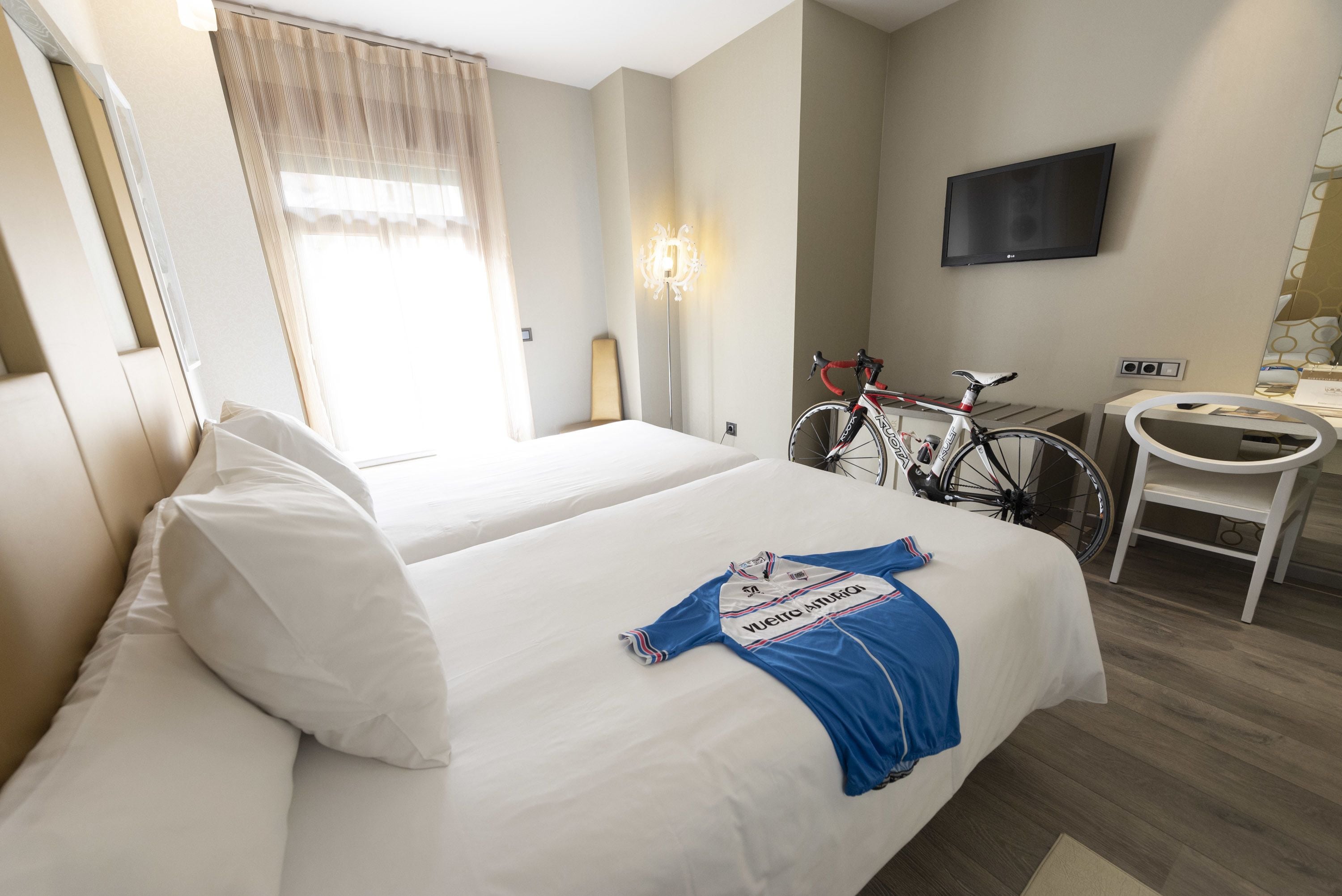 executive double or twin room | minibar, in-room safe, desk, soundproofing