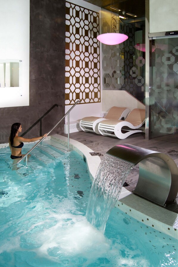 Couples treatment room(s), sauna, hot tub, Turkish bath/hammam