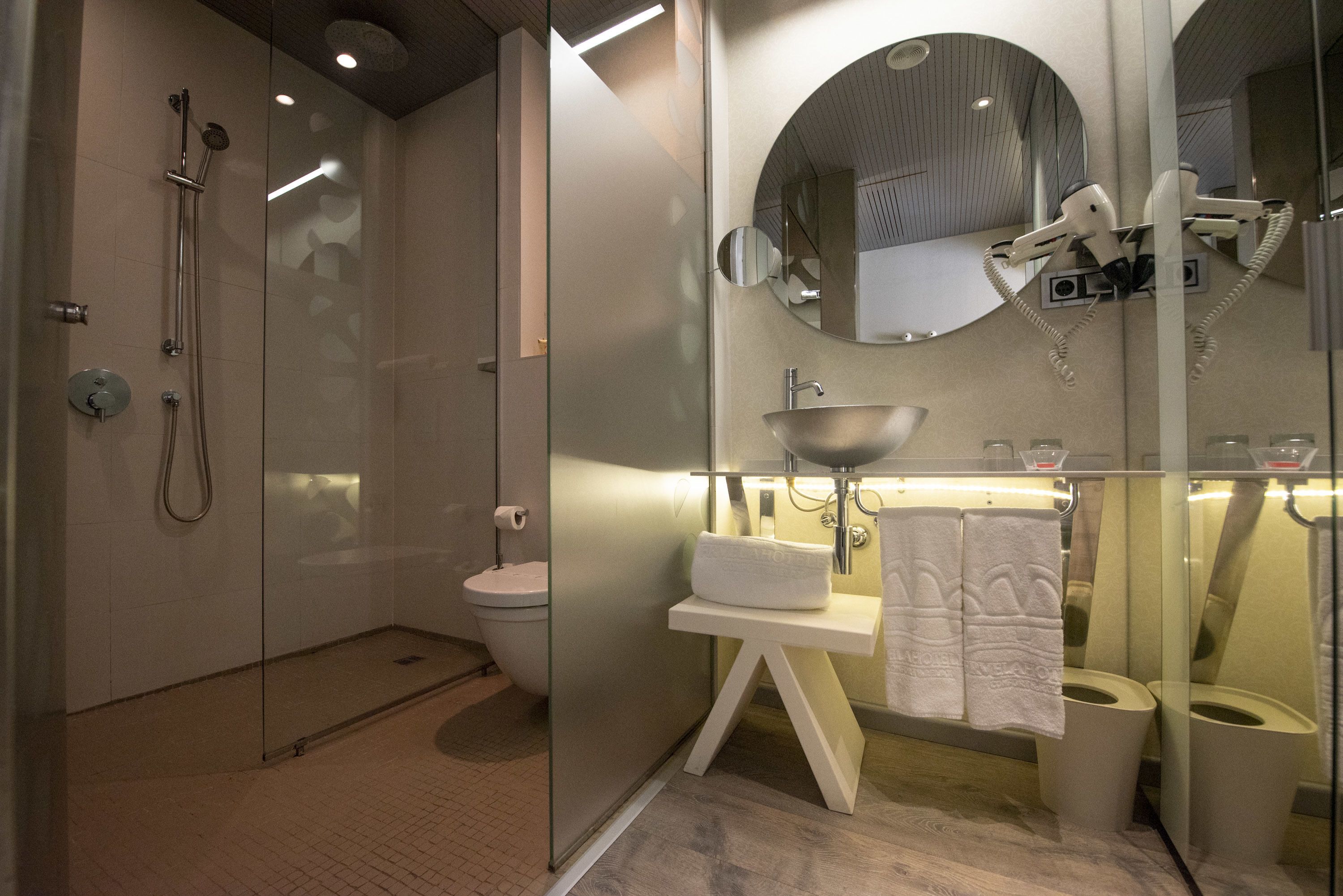 executive double or twin room | bathroom | free toiletries, hair dryer, towels, soap