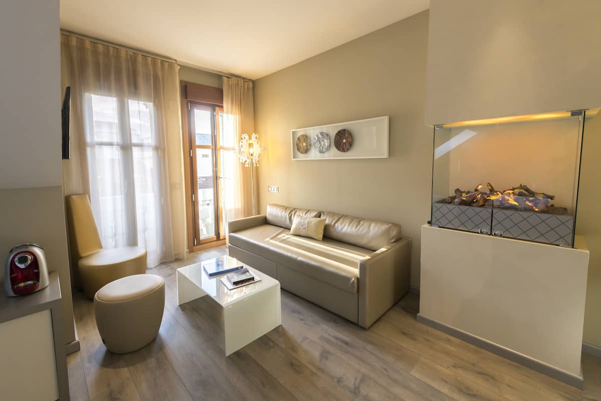 suite | minibar, in-room safe, desk, soundproofing