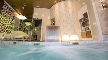 Salas de tratamiento para parejas, sauna y tina de hidromasaje