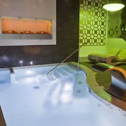 Salas de tratamiento para parejas, sauna y tina de hidromasaje