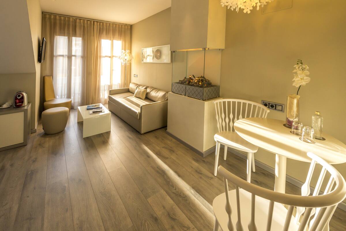 suite | minibar, in-room safe, desk, soundproofing