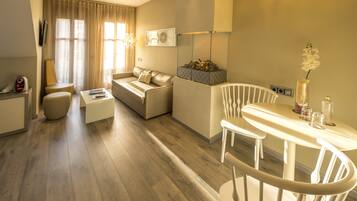 Suite | Een minibar, een kluis op de kamer, een bureau, geluiddichte muren