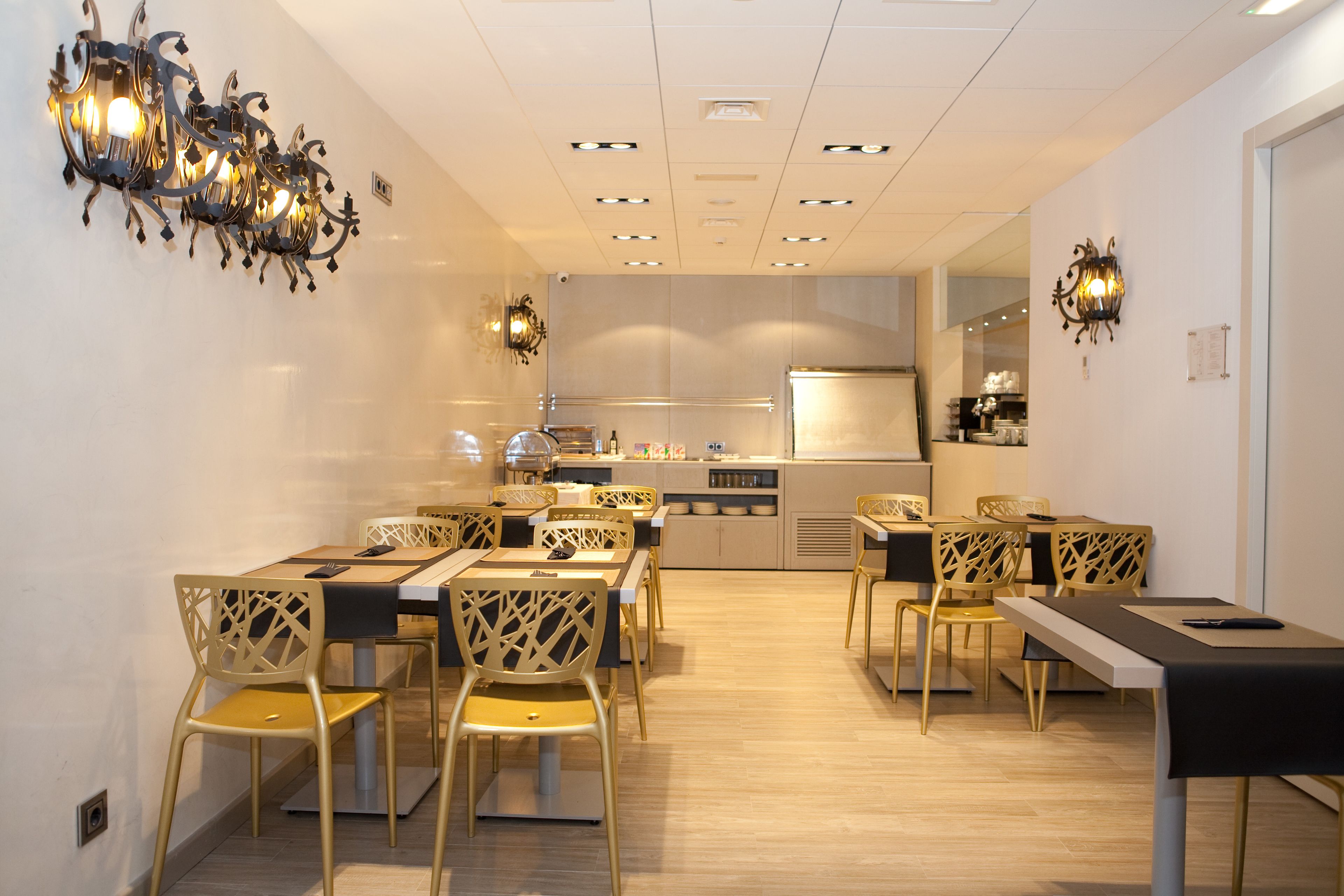 Desayuno buffet (EUR 16 por persona) 