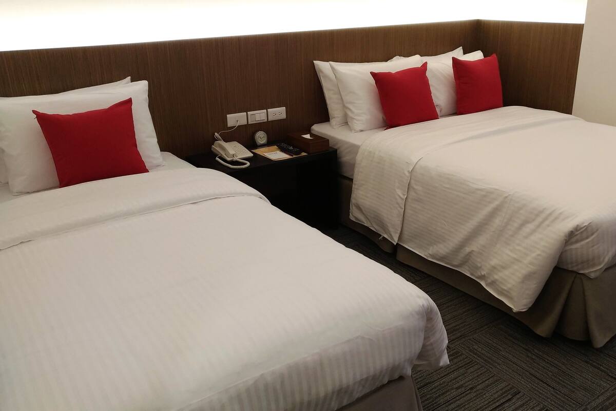 デラックス トリプルルーム (1 Double & 1 Single Bed) | アイロン / アイロン台、WiFi (無料)、ベッドシーツ