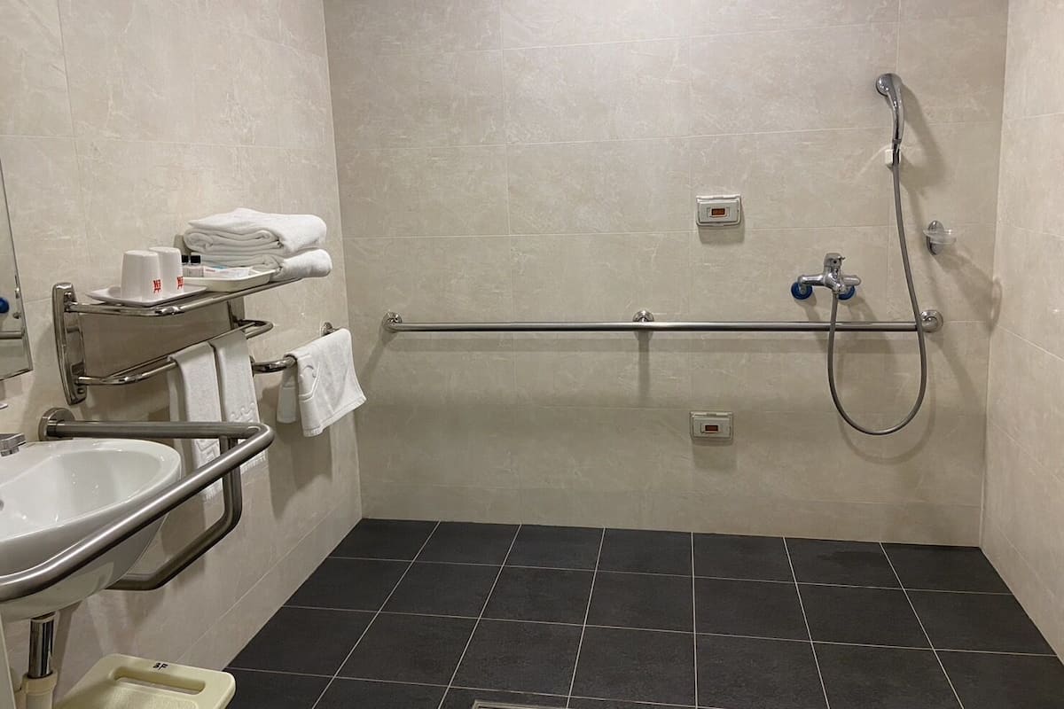 Standard Twin Room, 2 Single Beds, Accessible (No Bathtub) | Bathroom
