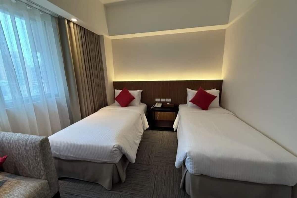 Iron/ironing board, free WiFi, bed sheets
