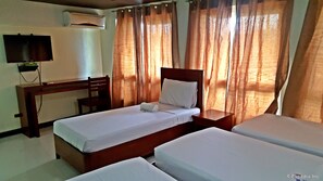 Deluxe kamer (Quadruple) | Luxe beddengoed, een minibar, een kluis op de kamer, een bureau
